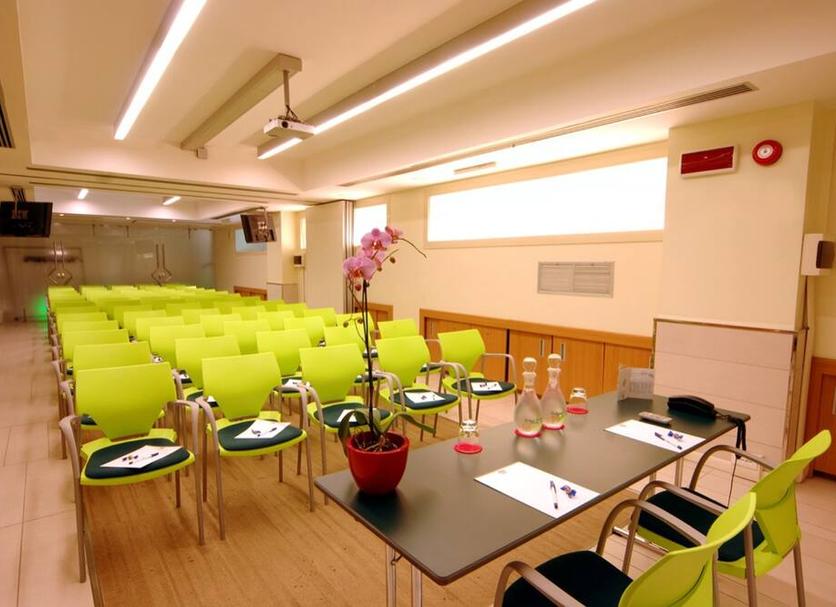 Ruang konferensi Foto