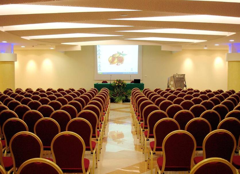 Ruang konferensi Foto