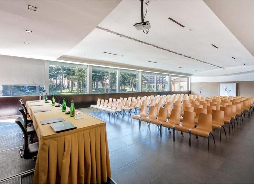 Ruang konferensi Foto