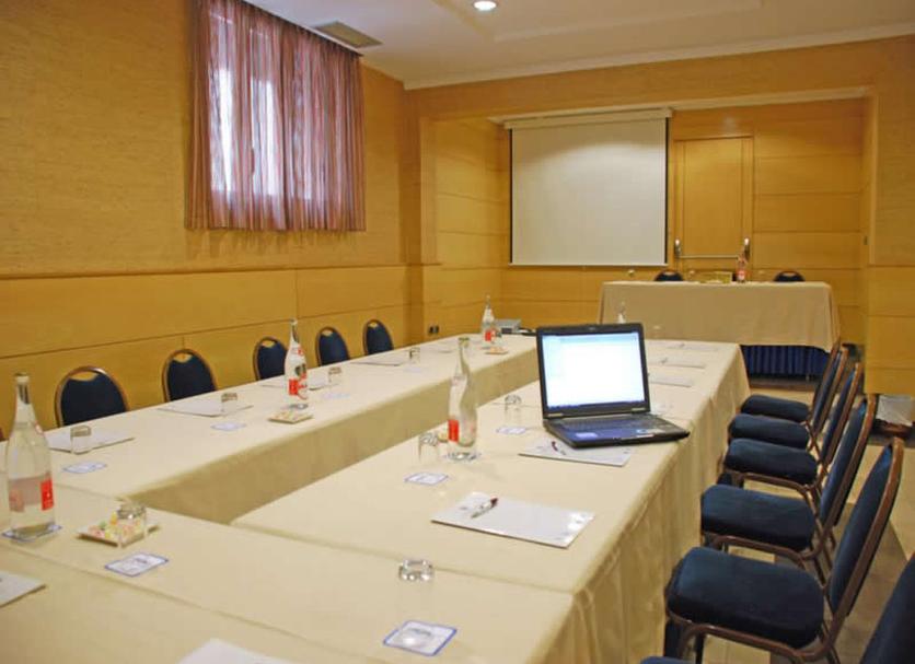 Ruang konferensi Foto