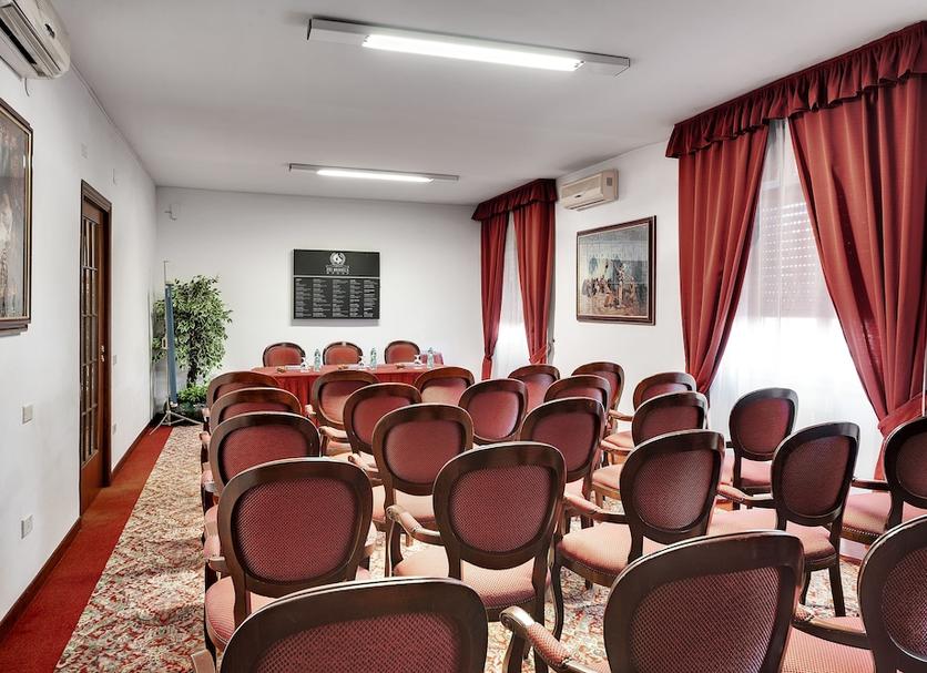 Ruang konferensi Foto