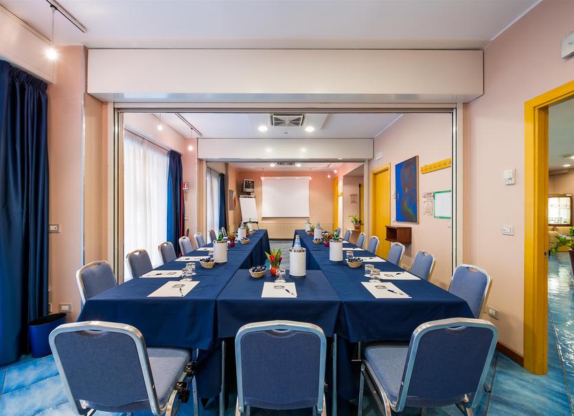 Ruang konferensi Foto