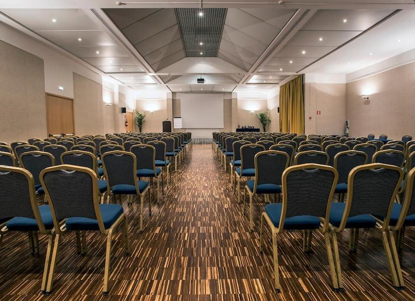 Ruang konferensi Foto
