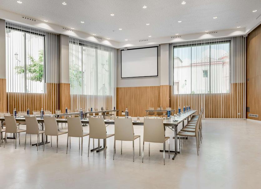 Ruang konferensi Foto