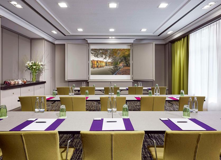 Ruang konferensi Foto