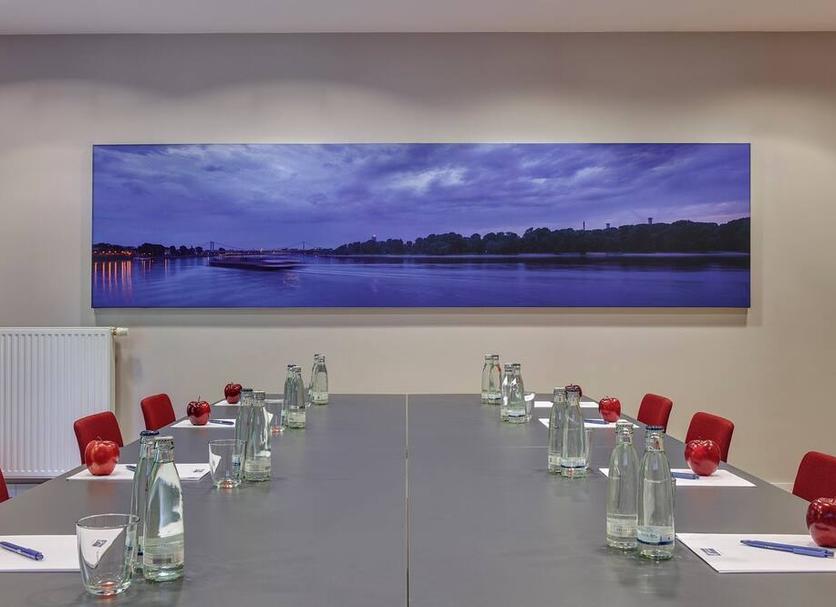 Ruang konferensi Foto