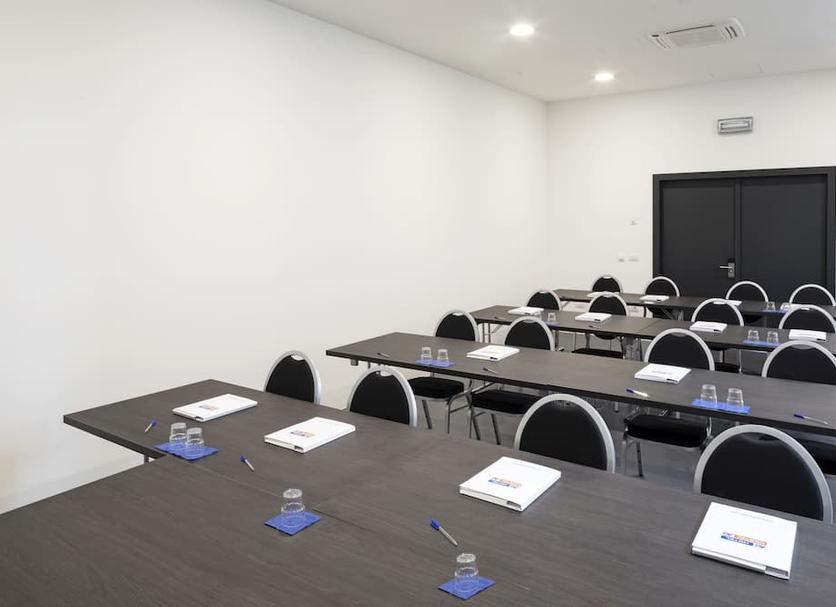 Ruang konferensi Foto