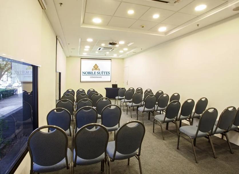 Ruang konferensi Foto