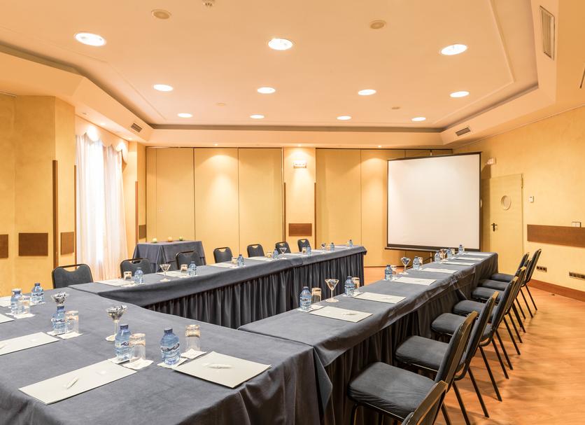 Ruang konferensi Foto