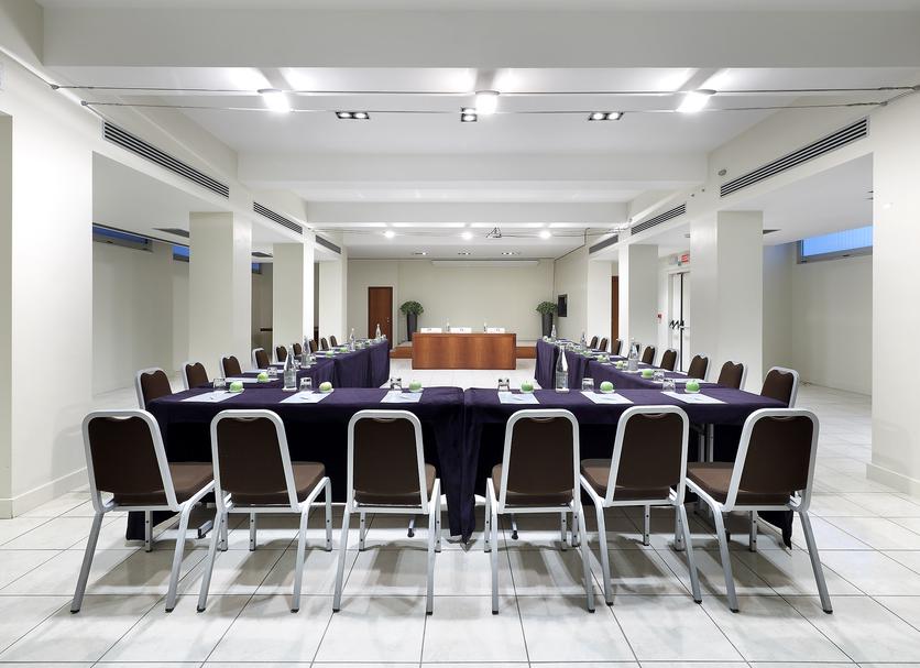 Ruang konferensi Foto