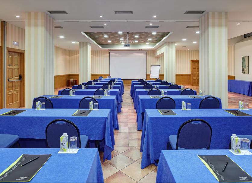 Ruang konferensi Foto