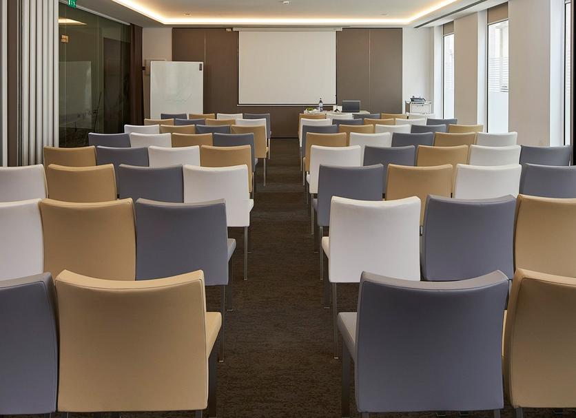 Ruang konferensi Foto