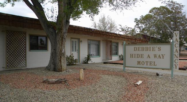 Debbie's Hide A Way Motel - Page - Building